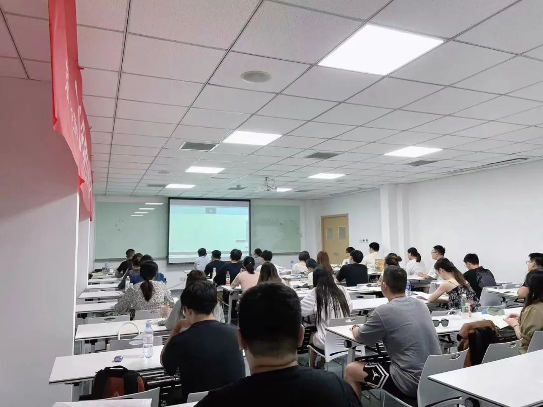 　　由東吳老師帶教，對銀行招聘考試涉及的相關考點進行系統講解分析，并對內容要點的基本概念、解題思維進行記憶和總結，強化學員對銀行筆試內容的理解，針對性講授與復習，提高解題的準確率。 　　實力老師嚴格帶教， 　　帶你成為下一任“行長” 　　課程系統且多維度， 　　直播+錄播+答疑， 　　授課方式多樣 　?。ㄈ魺o疫情影響主打面授） 　　不限次數學習， 　　自主掌握學習節奏， 　　隨時隨地輕松學